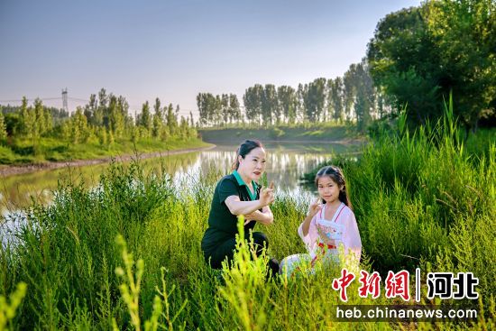 图为东光县大运河边，戏曲爱好者正在指导孩子的戏曲动作。 郑延涛 摄