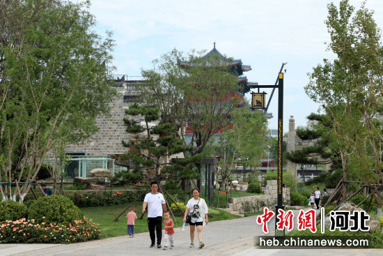 在沧州市大运河百狮园内，大运河景观带成为城市文化新地标，吸引市民前来休闲游玩。 殷实 摄