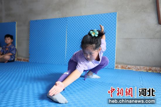 图为一小姑娘正在认真的练习燕青拳，虽然汗流满面，但依然练的有模有样。 刘雯璐 摄