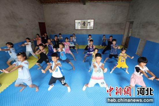 图为沧州市新华区孙庄子村的孩子们在老师的带领下练习扎马步。 刘雯璐 摄