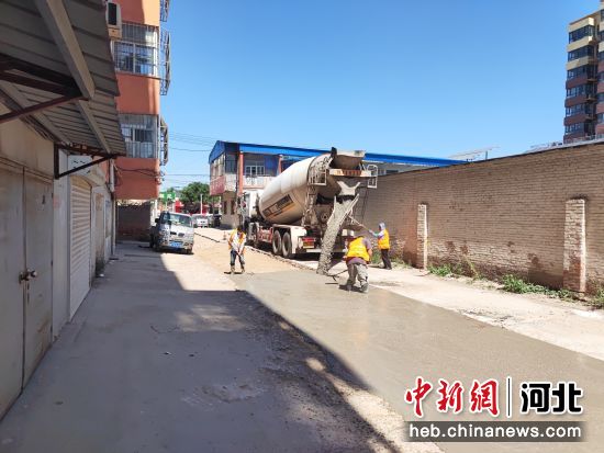 枣强县小街小巷改造作业现场。 供图