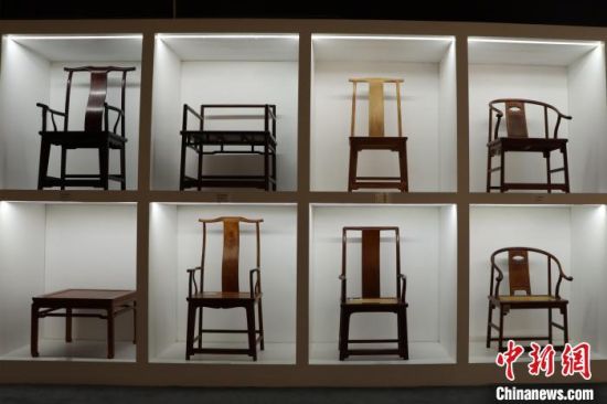 图为青县大运河红木文化馆内古典家具椅子长廊。　周得华 摄