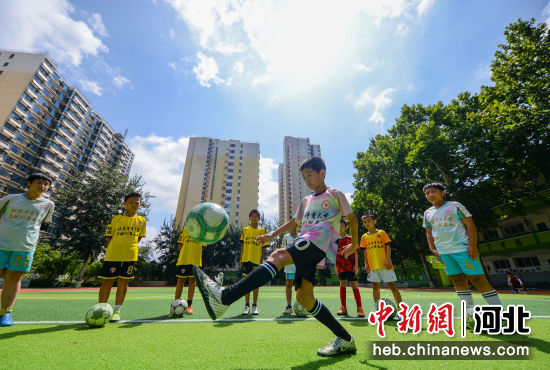 圖為在復興區人民小學，假期<strong>必威平臺官方地址</strong>孩子們正在進行足球顛球訓練。中國 王洪超 攝