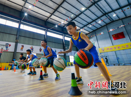 图为在复兴区超人篮球馆，孩子们正在进行篮球训练。 王洪超 摄