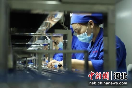 图为在河北沧州经济开发区一家“专精特新”企业内，工作人员正在加紧生产。 胡祝源 摄