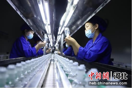 图为在河北沧州经济开发区一家“专精特新”企业内，工作人员正在对产品进行检查。