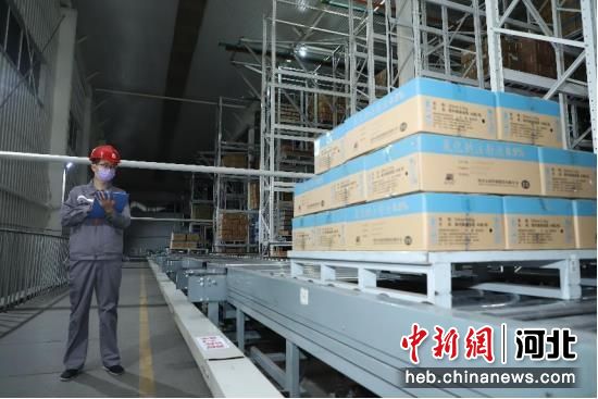 图为在河北沧州经济开发区一家“专精特新”企业内，工作人员正在做出入库登记。