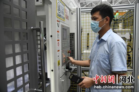 图为北京疏解到大厂县的一家空气净化技术有限公司，工作人员对静电吸附装置进行外观检查。 作者 何赛