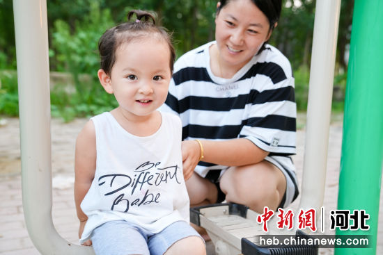 圖為和母親一起在街角公園游玩的中國<strong>威斯尼斯人娛樂2299官方進入</strong>小朋友。 杜昕雨 攝