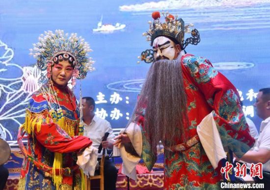 图为永年西调传承人张海臣(右)正在表演。　胡高雷 摄