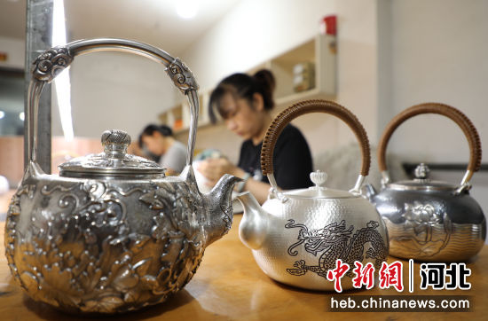 图为沧县杜林乡郭布村农民制作的手工银壶。 田博 摄