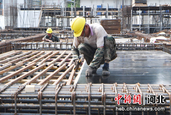 图为永清县林栖康旅中心项目建设现场，建筑工人正在固定浇筑模板。 庞趁友 摄