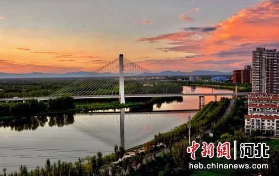 图为连接河北三河市燕郊与北京通州的燕潮大桥，从燕郊开车到北京东六环仅需15分钟。 作者 刘伟
