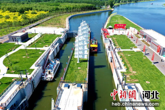 图为京杭大运河北运河段杨洼闸两船并行通过船闸。 作者 刘向