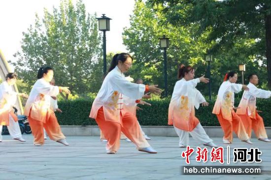 在灤南縣惠民廣場，河北市民正在打太極拳。灤南練樂 姚仲坤 攝