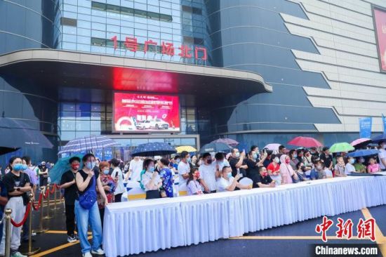 京津冀固安国际商贸城18日正式开业，图为现场观众