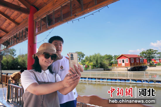 图为游客在南皮县环京生态观光园拍照留念。 李超 摄