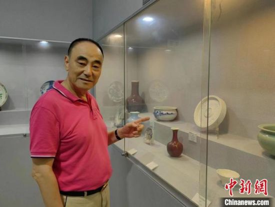图为侯宇林在古陶瓷展馆介绍藏品。　陈雪 摄