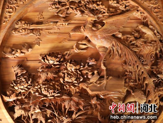 图为河北沧县非遗深浮雕传承人王洪强创作深浮雕作品《花开富贵》。 田博 摄