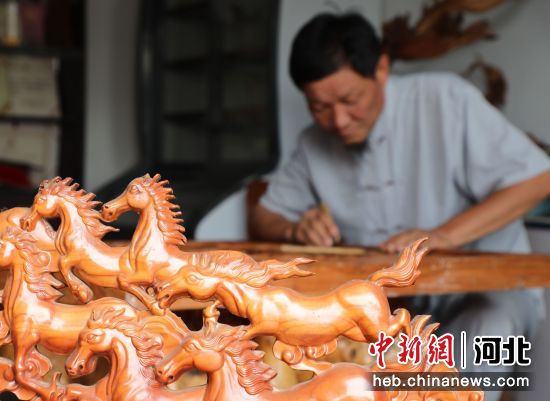 图为河北沧县非遗深浮雕传承人王洪强在创作。 田博 摄