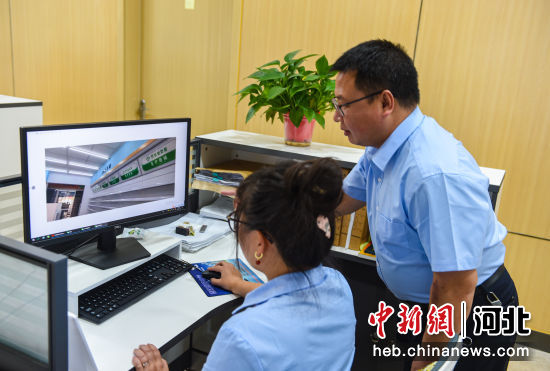 枣强县行政审批局的工作人员在进行“云踏勘”服务。 作者 李金刚
