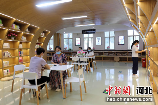 在河北省邢台市南和区一家城市书房，居民正在阅读书籍。 作者 武国栋