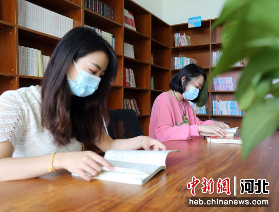 在河北省邢台市南和区和阳镇和韵社区新时代文明实践站，居民在图书室阅读。 作者 武国栋