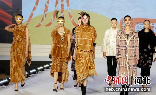 图为枣强县在举办裘皮服装设计大赛。 供图