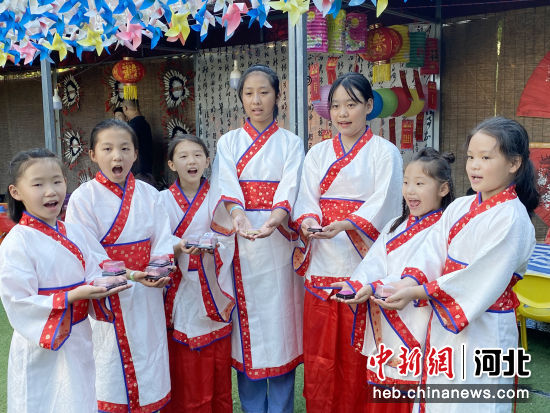 河北定興：50余名孩童著漢服做月餅迎中秋——中國新聞網河北