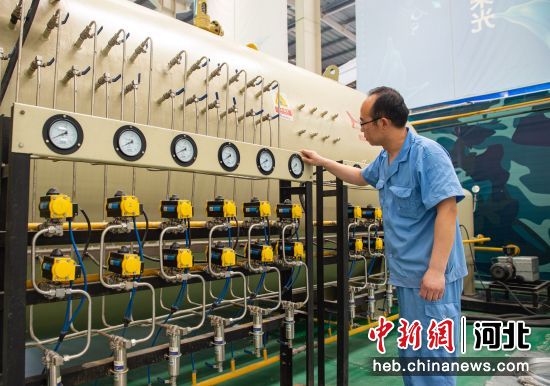 图为工作人员在枣强县工业设计创新中心察看改造升级材料合成设备。