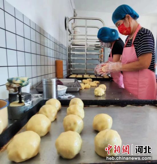 一家传统手工月饼制作工坊内，工作人员正忙着赶制月饼。 朱晨玲 摄