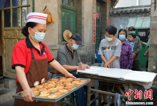 图为9月6日，民众排队购买月饼。 中新社记者 翟羽佳 摄