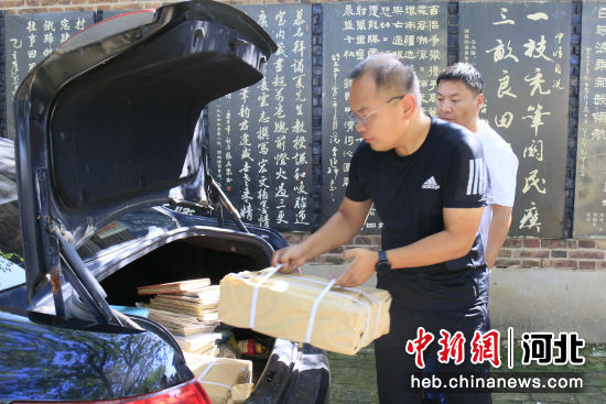 图为青县乡土诗人韩中清家中，沧州图书馆工作人员将捐赠图书装进车内。 作者 陈兆阳