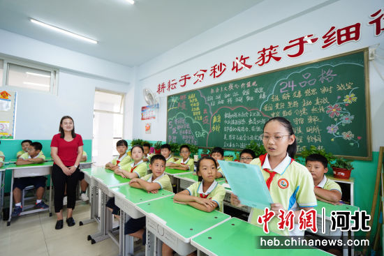 滦南县第四实验小学学生在朗读中秋节题材诗歌。 张永新 摄
