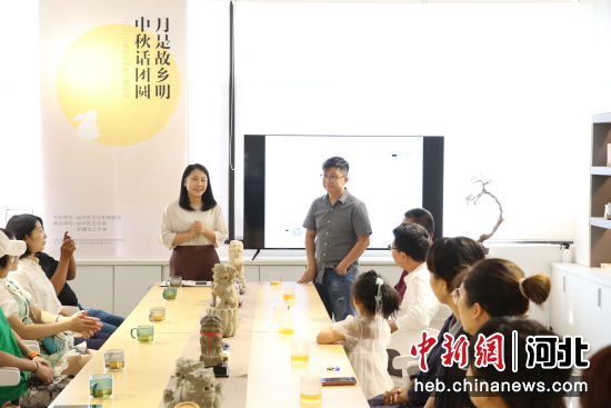运河区文旅局在沧州市运河区张建光名家工作室举办“月是故乡月 中秋话团圆”主题活动。 作者 杨洋