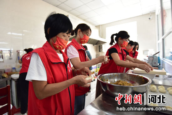 图为青县青年志愿者在孝老食堂为老人准备午餐。 尹向平