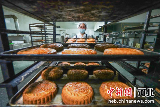 河北省滦南县一食品加工厂员工在整理刚刚出炉的月饼。 张永新 摄
