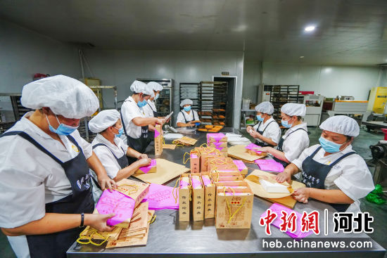 河北省滦南县一食品加工厂员工在包装月饼。 张永新 摄