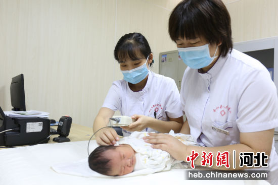 在邢台市南和区人民医院，医务人员为新生儿进行听力筛查。 武国栋 摄