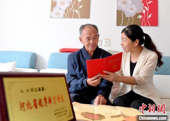 孙艳(右)和她的父亲。　苗凤强 摄