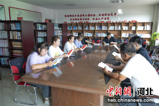 图为在赵古屯农家书屋举办的阅读分享会上，书友们进行读书体会分享。 作者 张志宇