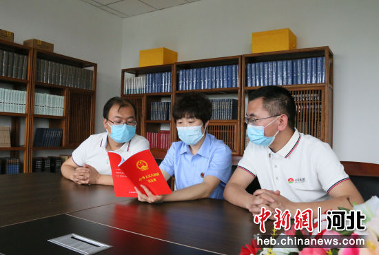 图为永清县司法局开展法律宣传“进机关”活动。 叶伟