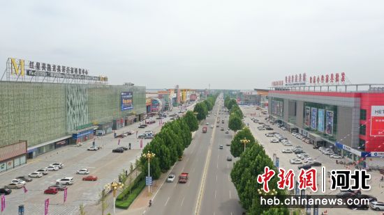 图为河北省香河县家具大道道路两侧的家居商场。 作者 牛山