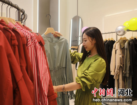 图河北省固安县为京津冀(固安)国际商贸城内，顾客正在选购衣服。 作者 门丛硕