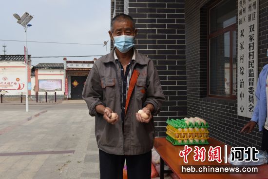 图为冀州镇双冢村开展废旧塑料袋换鸡蛋活动现场。