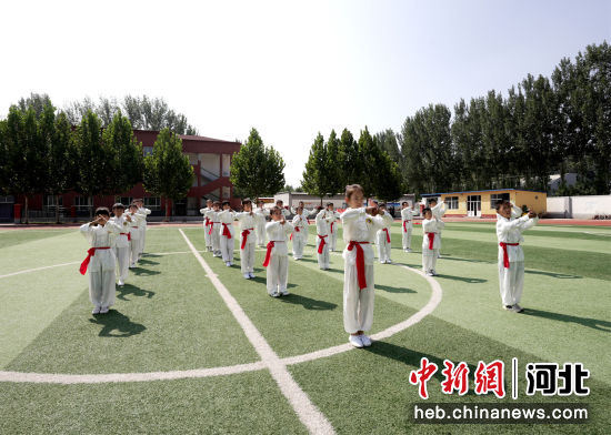 图为北平景村小学学生练习祁家通背拳。 卜林 摄
