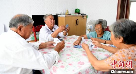“互助幸福院”的老人们在娱乐。　苗凤强 摄