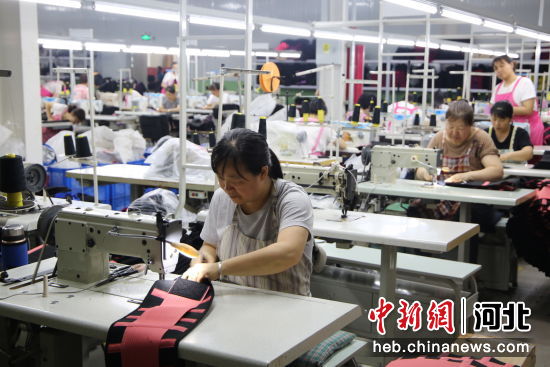 图为冀州医疗器械产业园内一家企业正在赶制订单。