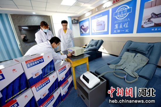 图为检验人员为冀州医疗器械产业园区内企业开展产品检验服务。