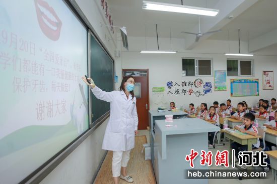在河北省大厂回族自治县城区第一小学，口腔医生在给学生检查口腔。 作者 刘亮